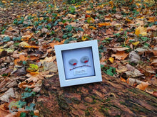 Load image into Gallery viewer, Customised Robins Pebble Art &amp; Willow 5&quot; White Box Picture Frame - thewillowheartist
